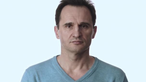 Mann setzt medizinische Maske gegen Covid-19-Pandemie auf Isoliert auf weißem Hintergrund — Stockvideo