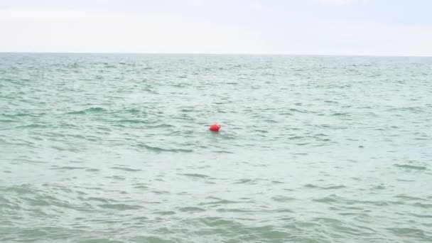 Una boya roja en un mar desértico balanceándose sobre olas cámara lenta en cámara lenta — Vídeos de Stock