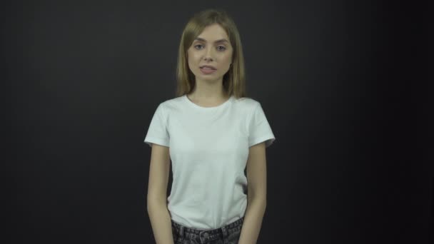 Meisje met eerlijk haar trekt gezichten poseren voor fotoshoot — Stockvideo