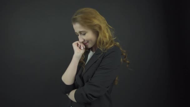 Stydlivý mladý hnědý vlasy žena vypadá přímo na jasné světlo — Stock video