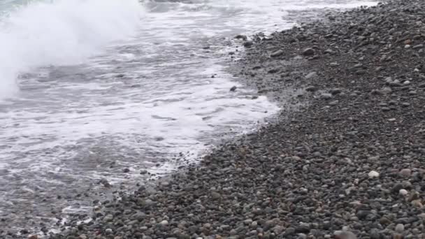 Морские волны катятся по галечному берегу во время легкой бури замедленной съемки — стоковое видео