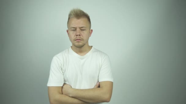 Mann mit kurzen blonden Haaren posiert für Fotoserie — Stockvideo