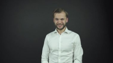 Profesyonel aktör, etude provasında içerikli adamı oynuyor