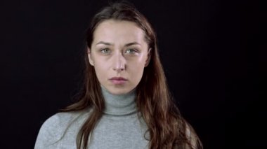 Genç seksi kadın tıbbi maske takıyor. Siyah arka plan. Coronavirus koruması