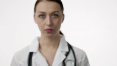 Güzel, ciddi bir kadın laboratuvar teknisyeni covid-19 virüs hücresi ve dur işareti gösteriyor.