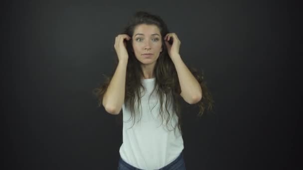 Возбужденная женщина с длинными кудрявыми волосами на прослушивании роли этюда — стоковое видео