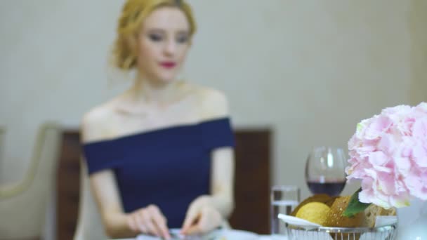 Λευκή γυναίκα με βραδινό φόρεμα σε ακριβό εστιατόριο θα δειπνήσει.. — Αρχείο Βίντεο