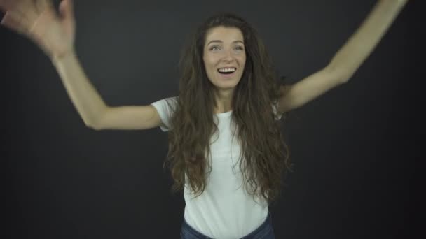 Actrice professionnelle avec de longs cheveux bouclés saute heureux — Video