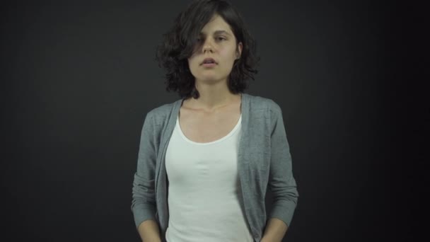 Meisje met krullend haar speelt etude rol uitvoeren van emoties — Stockvideo