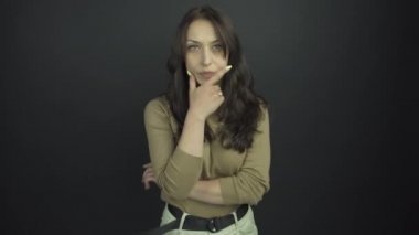 Manken, el ele tutuşan şüpheli bir kadın rolü oynar.