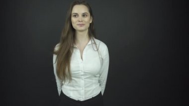 Çekici esmer, uzun saçlı, gülümseyen ve neşeyle zıplayan.