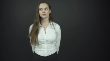Uzun dalgalı saçları olan aktris öfke duyguları sergiliyor.