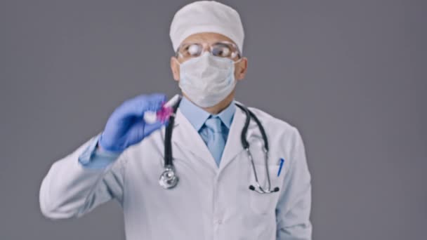 Мужчина лаборант показывает вирусную клетку ковида-19, знак остановки в исследовательской лаборатории — стоковое видео