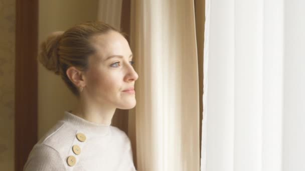 Frau trinkt vor einem Arbeitstag morgens Kaffee aus dem Fenster und schaut hinaus — Stockvideo