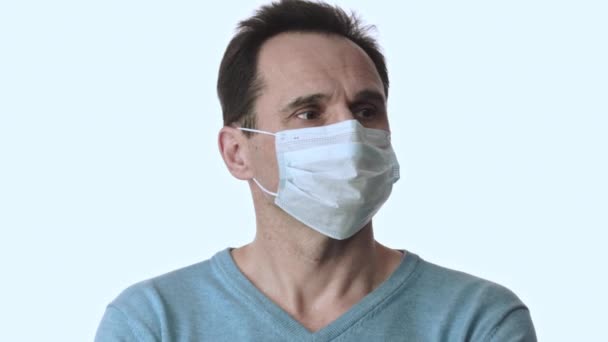 Homem nervosamente olha em volta, em máscara facial para proteger contra vírus e infecções — Vídeo de Stock