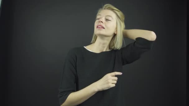 Merveilleuse dame fixe les cheveux blonds et pose avec sourire joyeux — Video