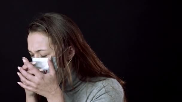 Jovem bela garota infectada em tosse de fundo preto. Espalhamento do vírus Covid-19 — Vídeo de Stock