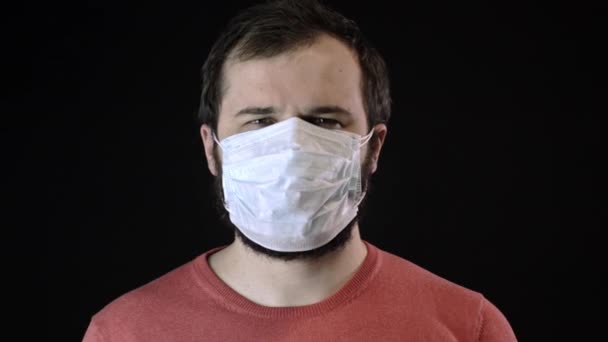 Nemocný muž odstraní obličejovou masku a zůstane pod ní ještě jeden s krví. Koronavirus — Stock video