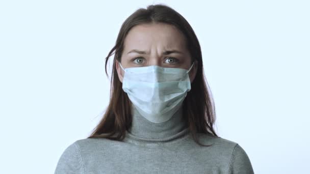 Девушка в медицинской маске нервно дышит, двигает глазами паника эпидемического ковида-2019 — стоковое видео