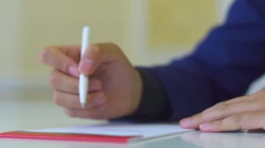 Bir avukatla sözleşme imzalamak. Bir adam imzasını kağıda koyar..