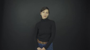 Uzun saçlı profesyonel aktris başını oynatıyor.