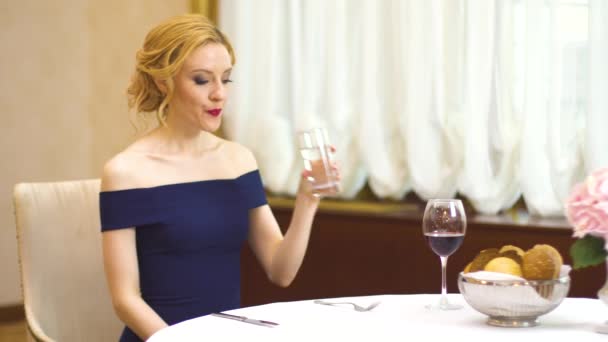 The waiter brings the lady pork with vegetables and picks up shiny metal cloche — Stock Video