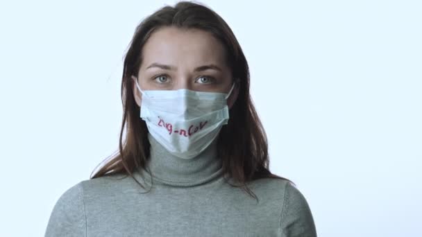 Soffocamento ragazza in medico maschera nervosamente strappi si off, prende respiri di aria fresca — Video Stock