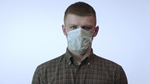 Man verscheurt medisch masker tegen covid-19. Stop quarantaine coronavirus pandemie — Stockvideo