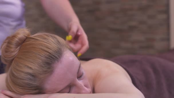 Caucasian woman enjoys Thai back massage. Complete relaxation. — Stock Video