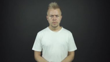 Profesyonel aktör fotoğraf çekimi için poz veriyor. Duygularını sergiliyor.