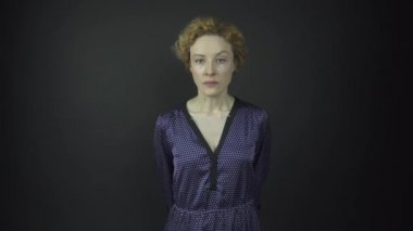 Kısa kıvırcık saçlı güzel bir kadın derin derin nefes alır.