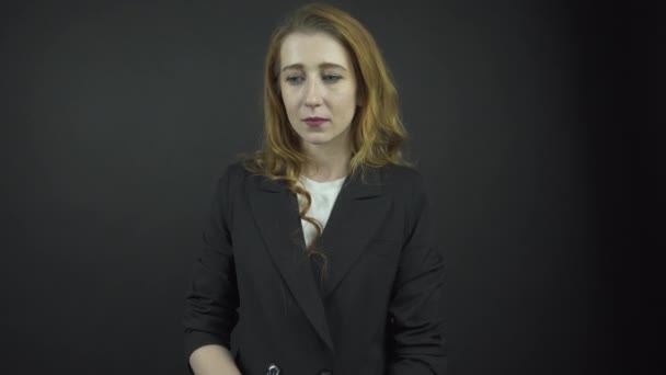 Jolie dame en veste noire effectue des émotions de tristesse — Video