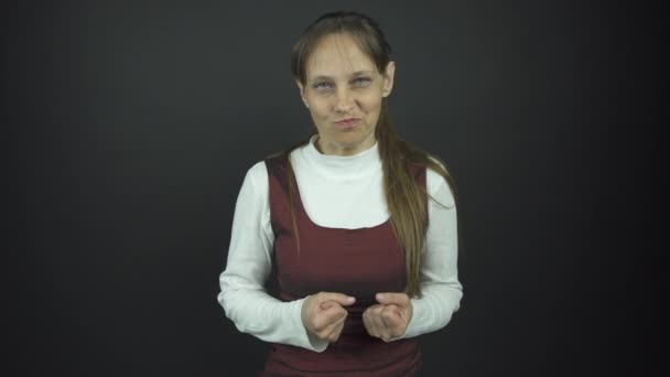 Dame met paardenstaart ademt diep en voert emoties — Stockvideo
