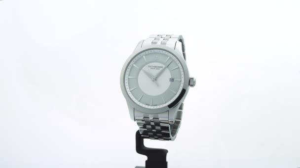 Ibach, Ελβετία 7.04.2020 - Victorinox Man watch stainless steel case grey watch facial dial stainless steel bracelet απομονωμένο σε λευκό φόντο — Αρχείο Βίντεο