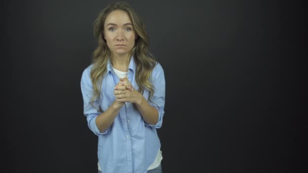 Όμορφη νεαρή γυναίκα με μπλε πουκάμισο ενεργεί ο ρόλος του θυμού — Αρχείο Βίντεο