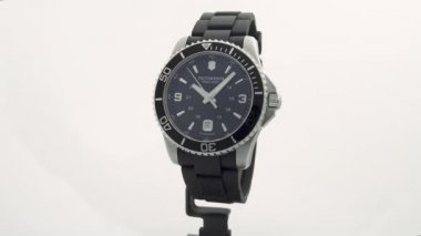 İbach, İsviçre 7.04.2020 - Victorinox Man paslanmaz çelik kasa siyah saat yüz çevirmeli lastik kayış beyaz arka planda izole
