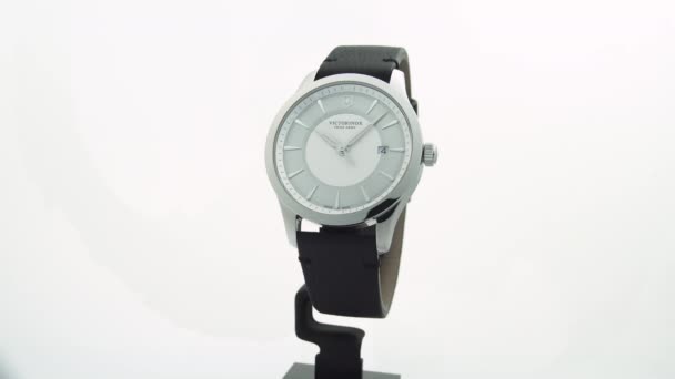 Ibach, Suiza 7.04.2020 - Victorinox Hombre reloj caja de acero inoxidable esfera gris reloj aislado sobre fondo blanco — Vídeos de Stock