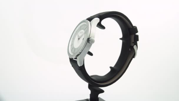 Ibach, Suiza 7.04.2020 - Victorinox Hombre reloj caja de acero inoxidable esfera gris reloj giratorio en soporte aislado sobre fondo blanco — Vídeos de Stock