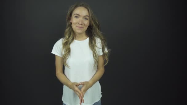 Модная девушка улыбается и поднимает руки от счастья — стоковое видео