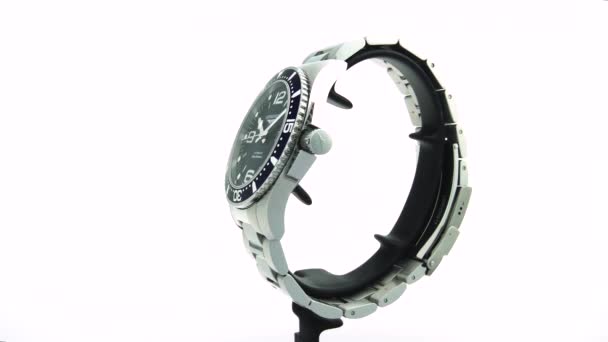 Saint-Imier, Švýcarsko, 2.02.2020 - Dlouhé hodinky s černým ciferníkem otáčející se na stojanu náramek z nerezové oceli — Stock video