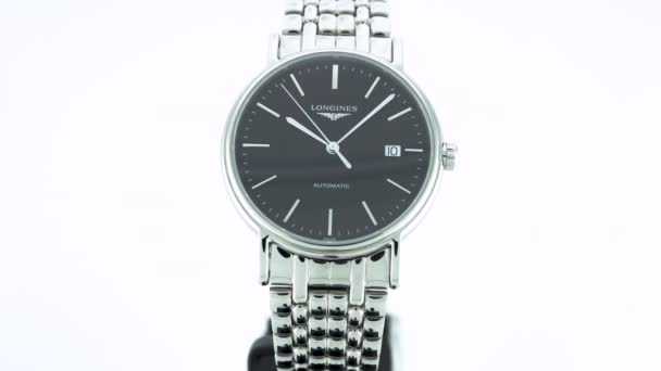 Saint-Imier, Suiza, 2.02.2020 - Longines reloj negro esfera del reloj pulsera de acero inoxidable. relojes suizos elegantes clásicos — Vídeos de Stock