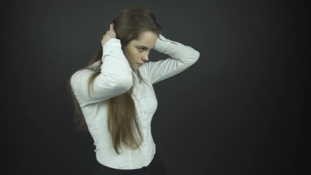 Actress turns around fastens blouse button with confusion — Stock Video