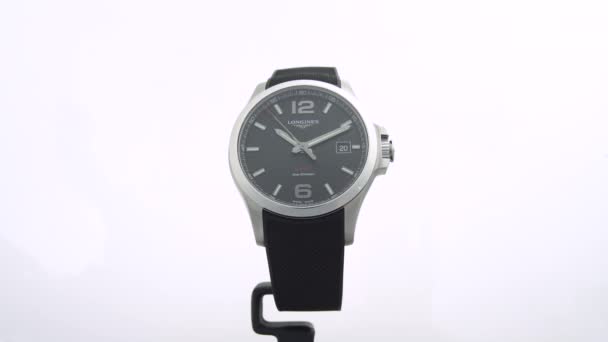 Saint-Imier, Suisse, 2.02.2020 Longines montre cadran noir horloge bracelet en cuir — Video