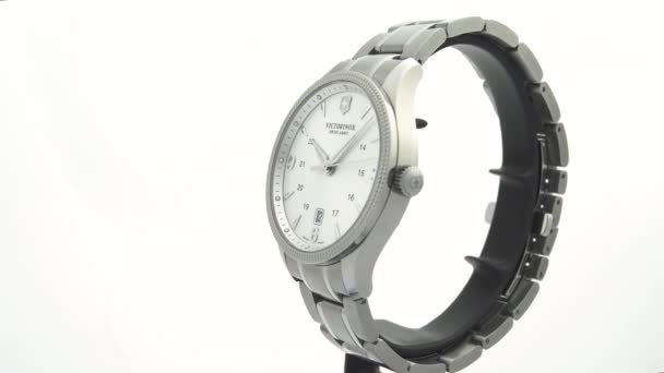 Ibach, Suiza 7.04.2020 - Victorinox Hombre reloj caja de acero inoxidable esfera de reloj blanco brazalete de acero inoxidable girando en soporte aislado sobre fondo blanco — Vídeos de Stock