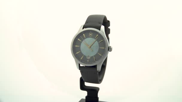 Ибах, Швейцария 7.04.2020 - Victorinox Man часы корпус из нержавеющей стали серый циферблат часы на белом фоне — стоковое видео