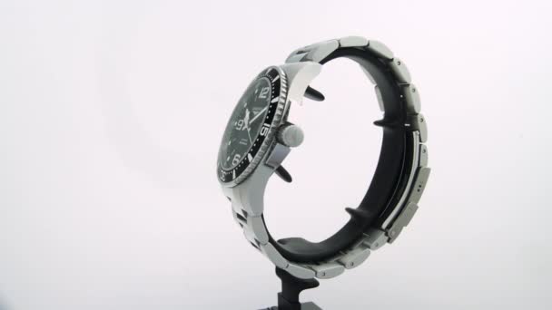 Saint-Imier, Suisse, 2.02.2020 - Longines montre Rotation sur pied bracelet en acier inoxydable — Video