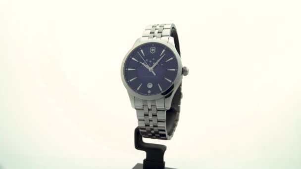 Ibach, Suíça 7.04.2020 - Victorinox Man caixa de aço inoxidável relógio mostrador azul pulseira de aço inoxidável face dial isolado no fundo branco — Vídeo de Stock