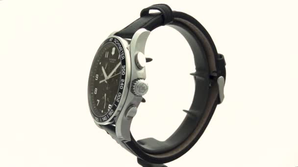 Ibach, Švýcarsko 7.04.2020 - Victorinox Man hodinky nerezové pouzdro černé hodiny tvář otáčecí na stojanu izolované na bílém pozadí — Stock video