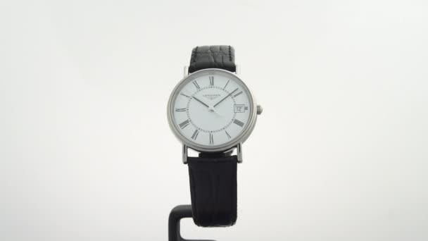 Saint-Imier, Ελβετία, 2.02.2020 - Longines ρολόι λευκό ρολόι με δερμάτινο λουράκι — Αρχείο Βίντεο