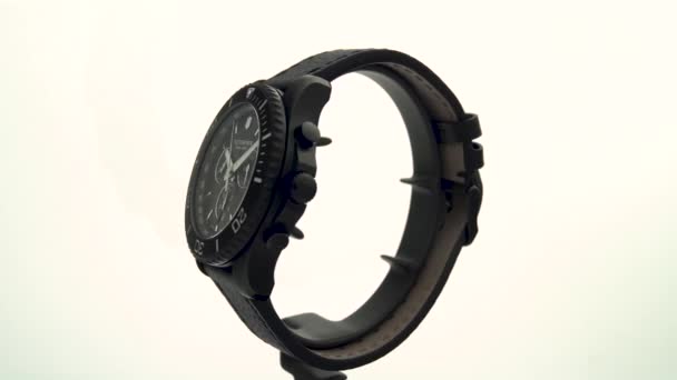 스위스 , Ibach 2020 - Victorinox Man watch stainless steel case black clock face 다이얼을 흰색 배경에 분리 된 스탠드 위에서 회전하는 모습 — 비디오
